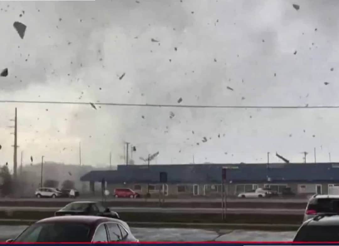 הסופה שלא ציפו לה: טורנדו קטלני מכה בלב אמריקה — שישה הרוגים, עשרות פצועים