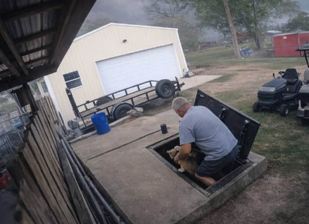 שניות לפני הפגיעה: זוג מאוקלהומה נמלט למקלט רגע לפני סופת הטורנדו