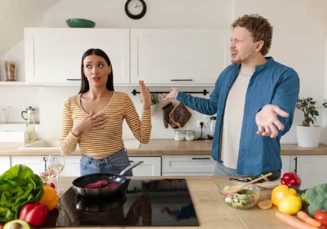 פוליטיקה נכנסת לזוגיות: 3 דרכים למנוע מהוויכוחים לפרק את הקשר