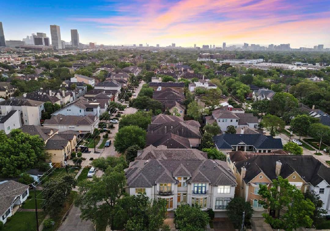 קליפורניה וטקסס מובילות: עשרת הפרברים המבוססים ביותר בארצות הברית