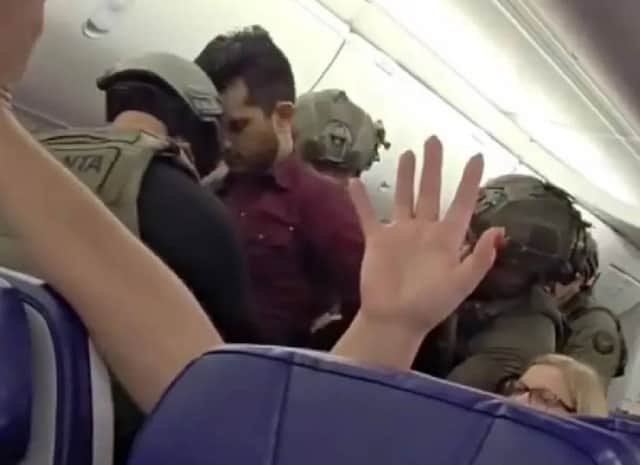 ארוע בטחוני חמור בשמיים: הנוסעים חוייבו להרים ידיים כששוטרים חמושים עלו למטוס
