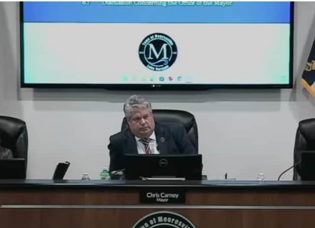 ראש העיר נתפס בלילה במשרד העירייה ללא לבוש תחתון, בחברת עיתונאית — וכעת הוא נאבק על כסאו